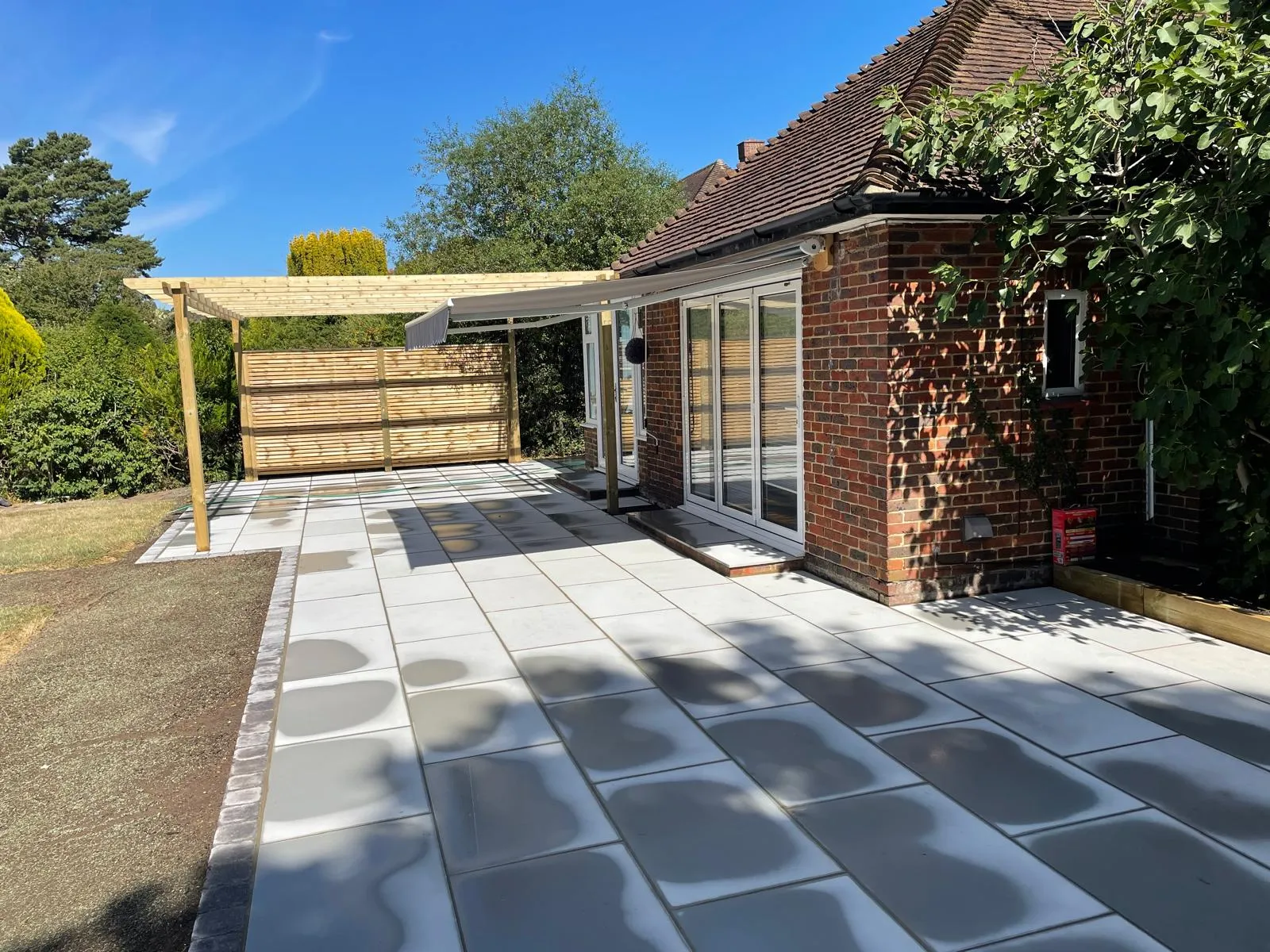 A patio with a pergolated area and a pergolated pergolated.