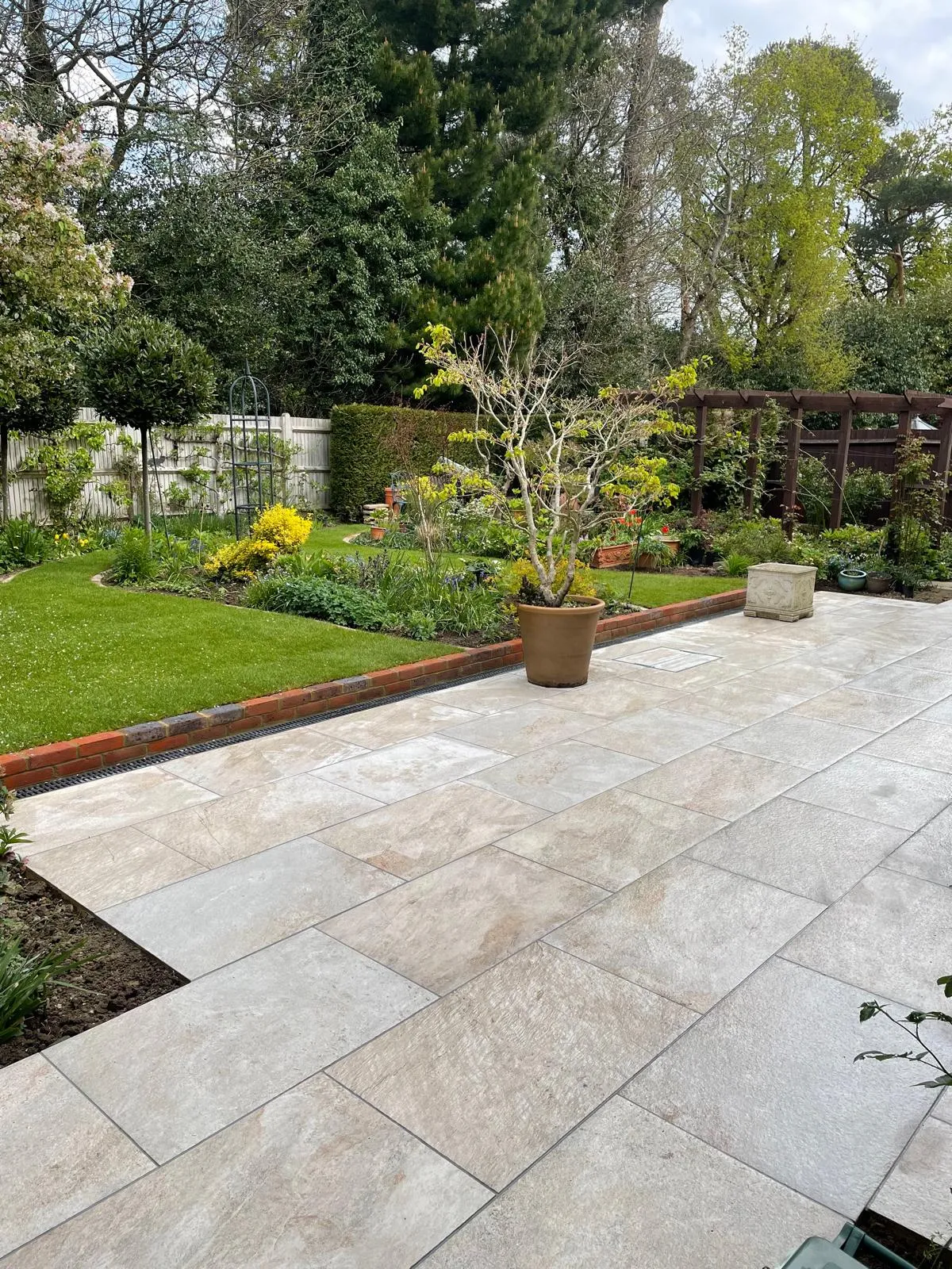 A very nice looking garden with a lot of plants.